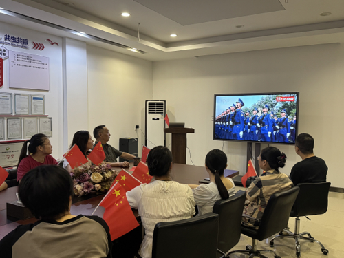 Latest company news about Een live uitzending van een militaire parade, een spirituele doop, New Desheng kijkt naar de parade inspireert grote kracht